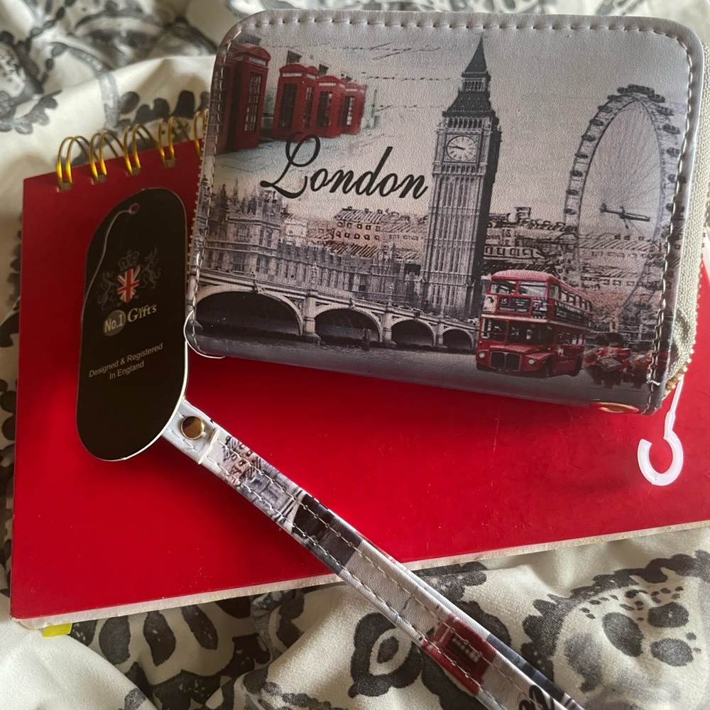 England Landen Land make women’s Leather zipper long wallet.
